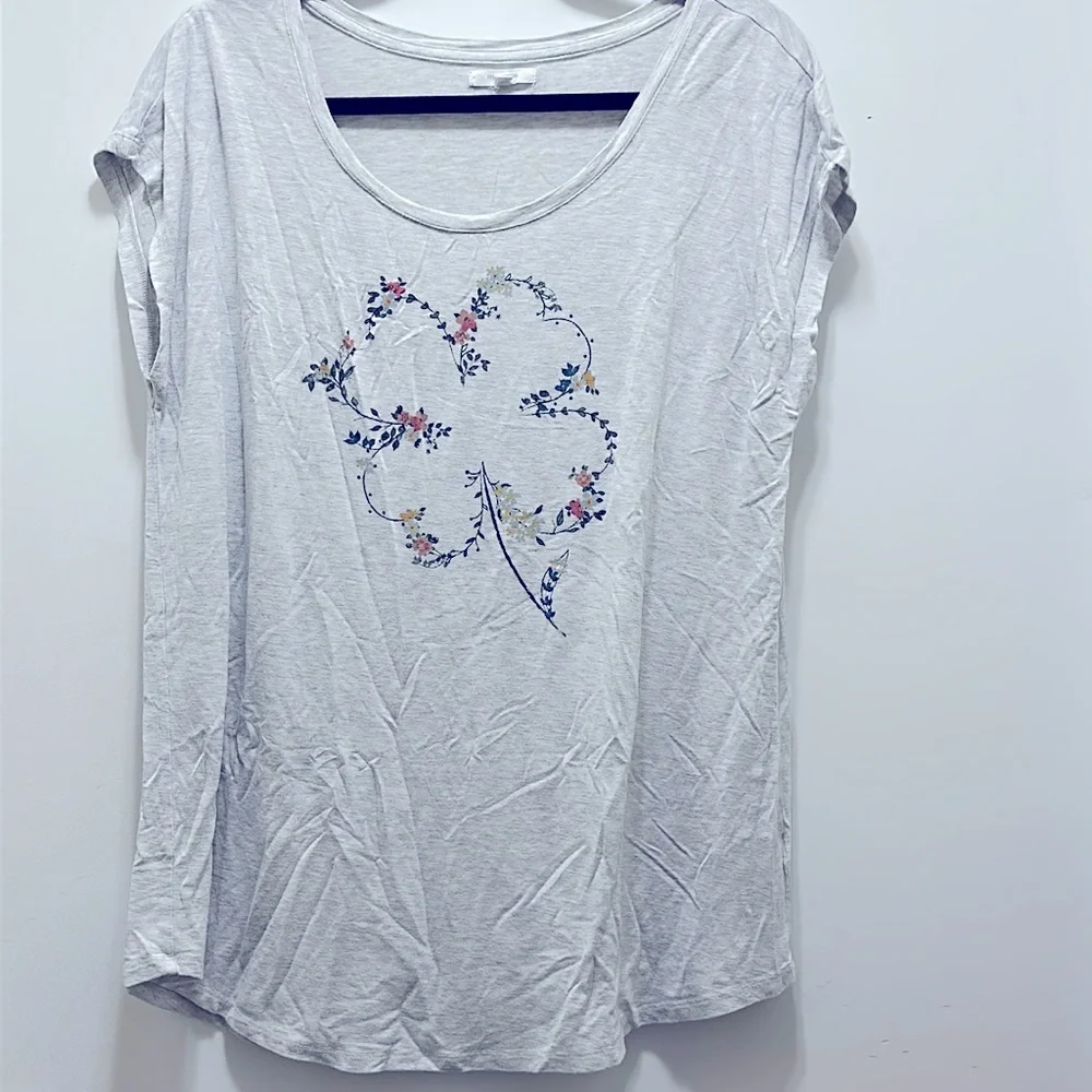 Maurices Floral Shamrock Graphic Top Size L - Picture 1 of 4